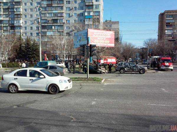 В Мариуполе перевернулся автомобиль с украинскими военными. Фоторепортаж