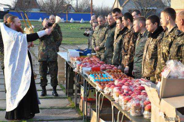 Пасха в зоне АТО: святили куличи и обменивались пасхальными яйцами с местными жителями