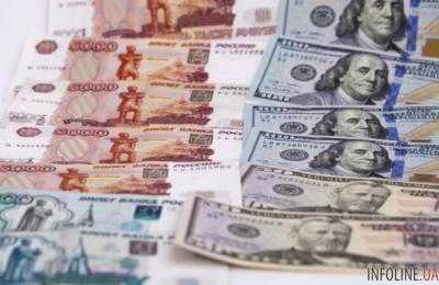Рубль вырос на 44 копейки к доллару