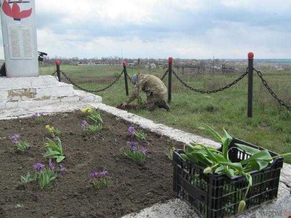 Учасники АТО на передовій привели до ладу пам’ятник героям Великої Вітчизняної війни. Фото