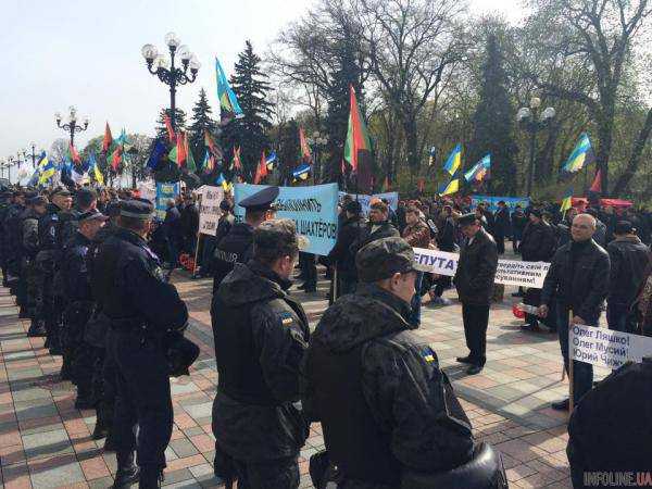 Возле ВР несколько сот шахтеров требуют отставки министра энергетики и угольной промышленности В.Демчишина: фоторепортаж