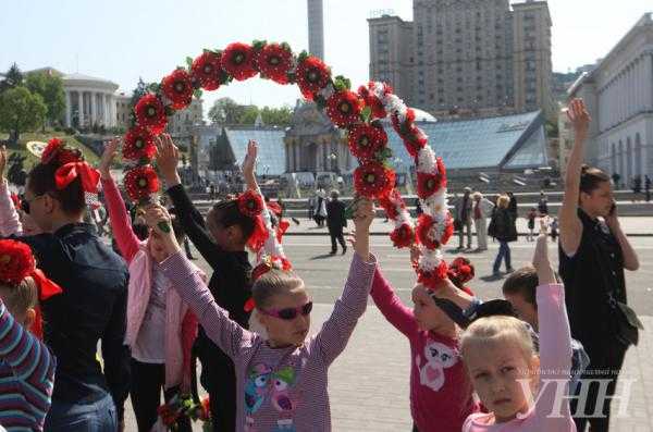 Флешмоб в центре Киева: дети собственноручно мастерят подарки для ветеранов. Фоторепортаж