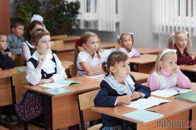 В Днепропетровской области дети-переселенцы получили наборы школьника от фонда «Save the Children»