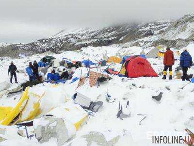 Сход лавины на Эвересте разрушил туристические маршруты