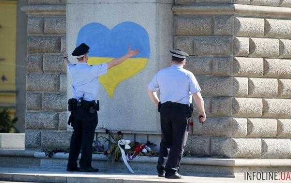 В Чехии на памятнике красноармейцу нарисовали сердце в желто-голубых тонах. Фото