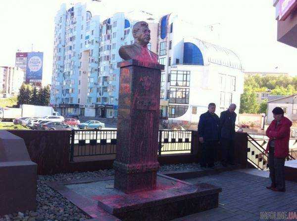 В Липецке неизвестная женщина ночью облила недавно установленный памятник Иосифу Сталину