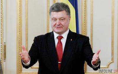 Порошенко поздравил матерей: земной поклон вам за то, что воспитываете патриотов, которые создают новую историю Украины