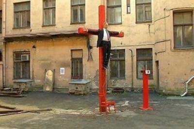 РФ направила Латвии ноту протеста из-за статуи распятого В.Путина