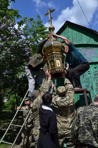 На Луганщине бойцы "Айдара" установили купол и крест на храм