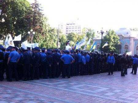 Финансового майдан: Активисты заблокировали выходы из Верховной Рады