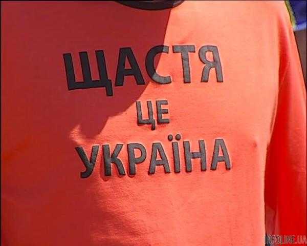 Счастье - это Украина: жители устроили стихийный флэш-моб в поддержку украинской армии. Фоторепортаж