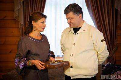 Президент Украины Петр Порошенко поблагодарил жену Марину за поддержку в течение года своего президентства