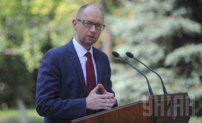Премьер-министр Украины Арсений Яценюк поздравил Киев с праздником