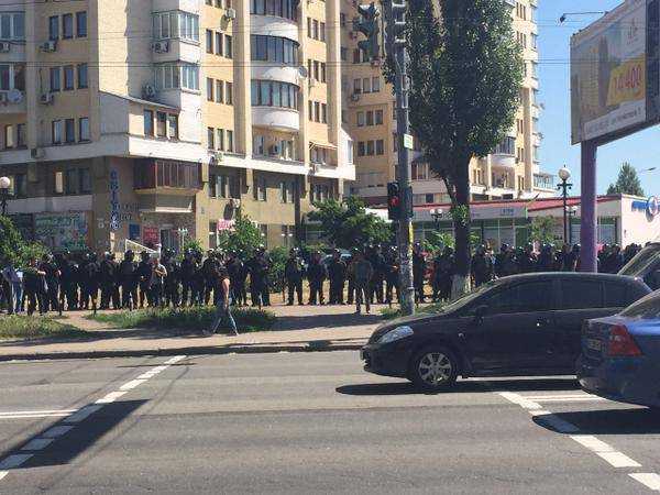 На Оболонскую набережную прибыли несколько десятков молодых людей в балаклавах