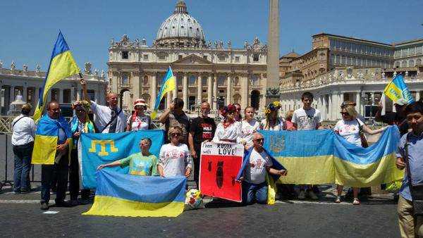 Украинцы и итальянцы встретили В.Путина в Риме флэш-мобом о российской агрессии