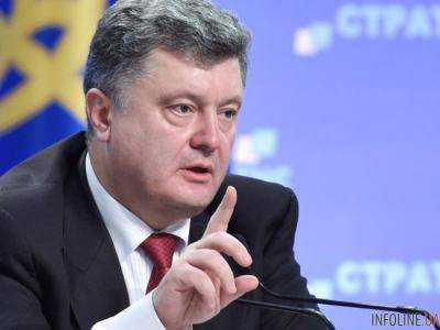 Порошенко: В Мариуполь возвращается мирная жизнь