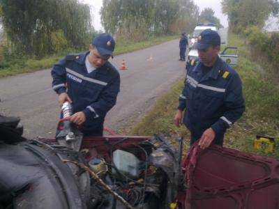 В Кировограде спасатели вытащили водителя из поврежденного в ДТП авто