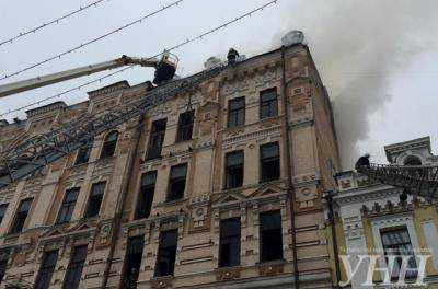 В пятиэтажном доме столичного микрорайона Дарница горит крыша, пожар ликвидируют 90 человек