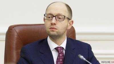 Яценюк поручил подготовить иск о возмещении ущерба от пожара на нефтебазе