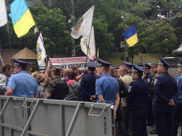 Киев: Митингующие возле Кабмина требовали реструктуризации валютных кредитов