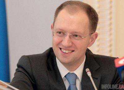 А.Яценюк поздравил медиков с профессиональным праздником
