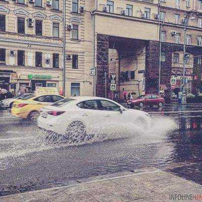 Москва под водой: сильный ливень затопил центр города. Видео