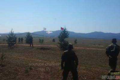 Военные учения в Бурятии: БМД рухнула у подножья горы. Видео