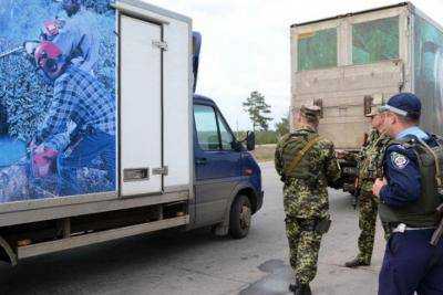 На линии разграничения пограничники задержали 5 автомобилей с нелегальным грузом