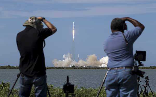 На третьей минуте после старта ракета-носитель Falcon 9 взорвалась
