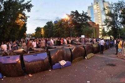 Армения: на требования полиции убрать баррикады из мусорных баков, митингующие в Ереване отреагировали шумом