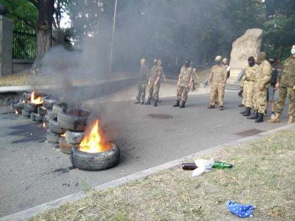 В столице участники марша добровольцев подожгли шины на ул.Грушевского