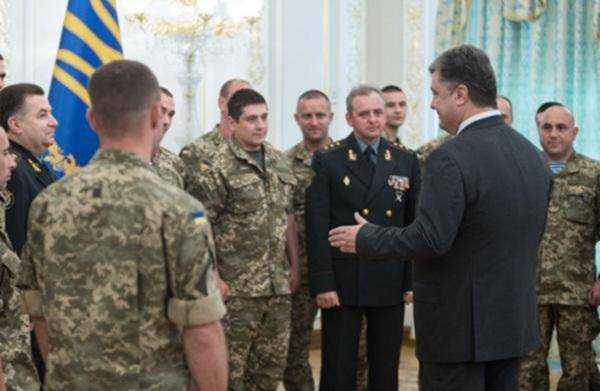Президент Украины П.Порошенко наградил героев, которые освобождали украинский Донбасс
