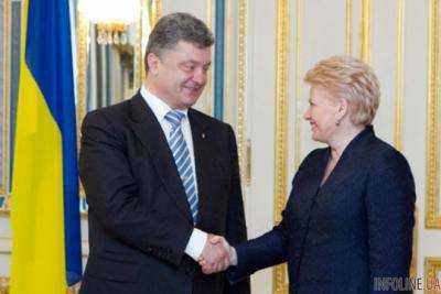 Порошенко поздравил Грибаускайте с Днем государственности Литвы