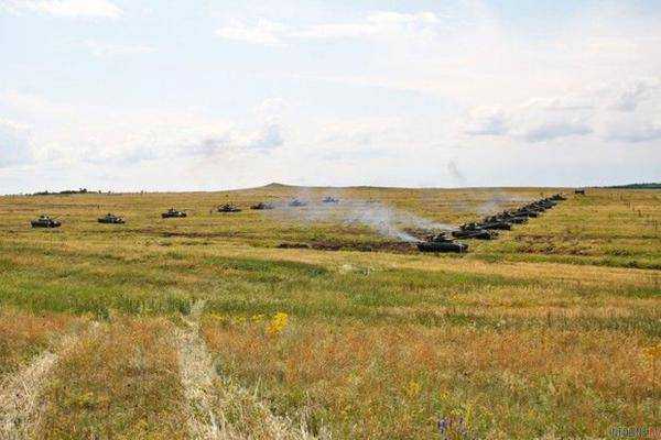 Донбасс: боевики "ЛНР" устроили масштабные танковые учения под Луганском. Фото