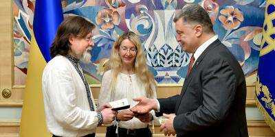 Президент Украины П.Порошенко вручил паспорта граждан Украины волонтерам Ульяне и Марку Супрунам