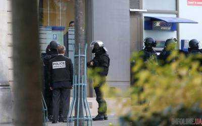 В Париже неизвестные захватили в заложники десять человек