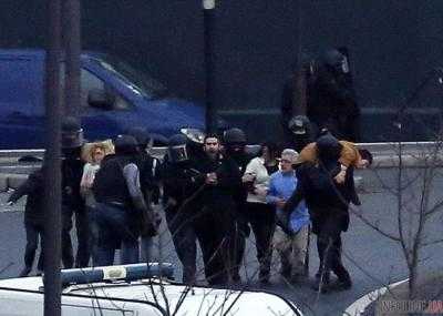 Париж: из захваченного торгового центра освободили 18 человек