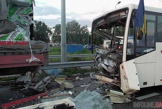 В Полтавской области ужасное ДТП: погиб боец Нацгвардии, еще восемь - пострадали