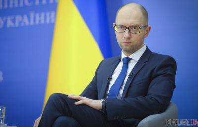 Премьер-министр Украины Арсений Яценюк отправился с рабочим визитом в Великобританию