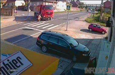 Шокирующее ДТП в Румынии: самосвал переехал маму и сына. Видео