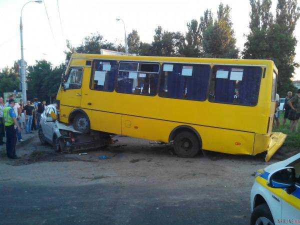 В Херсоне маршрутка наехала на автомобиль. Фото с места происшествия