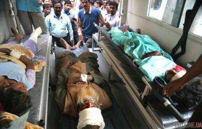 Индия: 5 вагонов поезда упали в реку, погибли четыре человека