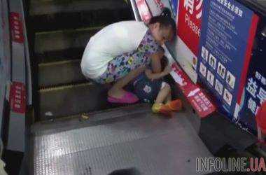 Китай: трехлетнему ребенку зажало руку а эскалаторе. Видео