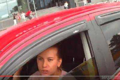 В Сети появилось видео задержания нахальной блондинки, которая наехала на патрульных