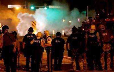 В Фергюсоне объявили чрезвычайное положение после столкновений манифестантов с полицией