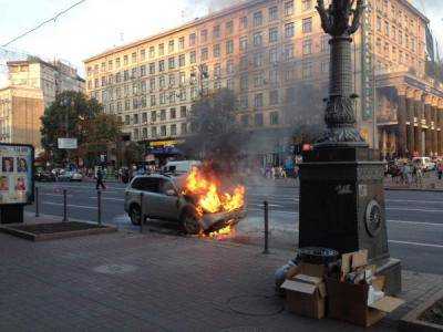 Во время движения в Киеве загорелся автомобиль