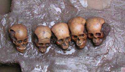 В центре Мехико нашли стену из человеческих черепов