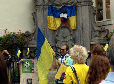 В Брюселле скульптуру писающего мальчика  одели в украинский национальный костюм