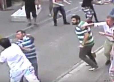 Массовая драка в Стамбуле: как ирландский турист отбивался один на один с толпой разгневанных торговцев. Видео