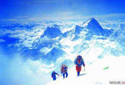 Специалисты начали восстановление альпинистского маршрута на гору Эверест
